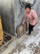 房间里还留着去年女儿出