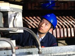 那双布满老茧的手仍在无