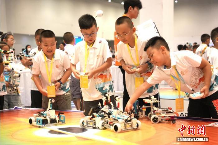 2025世界机器人大赛三亚锦标赛盛大开幕 近万名选