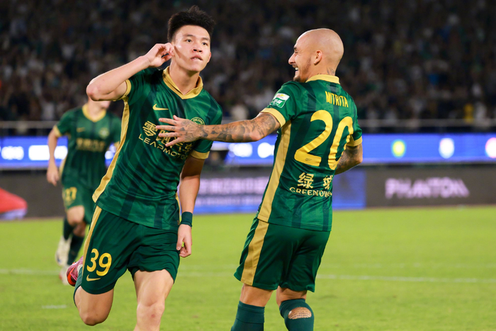 中超新星王钰栋赛后采访态度引发争议 3球领跑射