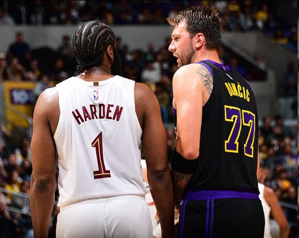 东契奇42+12助率湖人掀翻骑士 末节扣篮险碰筐引