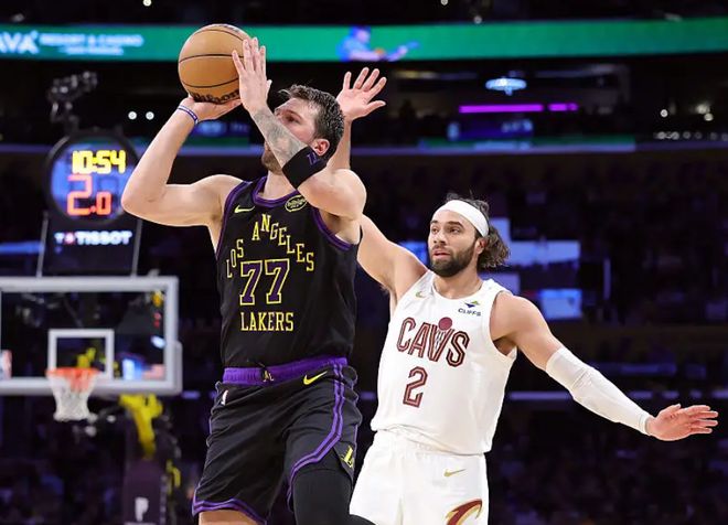 东契奇42+12助率湖人掀翻骑士 末节扣篮险碰筐引