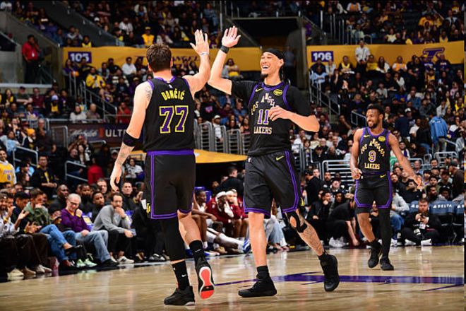 东契奇42+12助率湖人掀翻骑士 末节扣篮险碰筐引