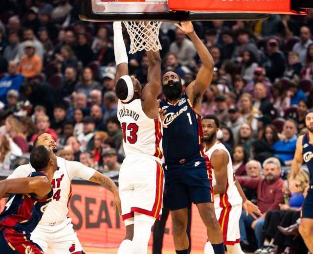 阿伦复出助骑士力克热火 双塔体系初现威力