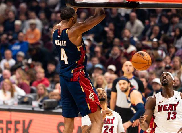 阿伦复出助骑士力克热火 双塔体系初现威力