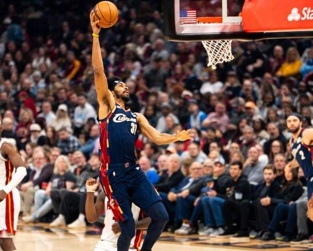 阿伦复出助骑士力克热火 双塔体系初现威力